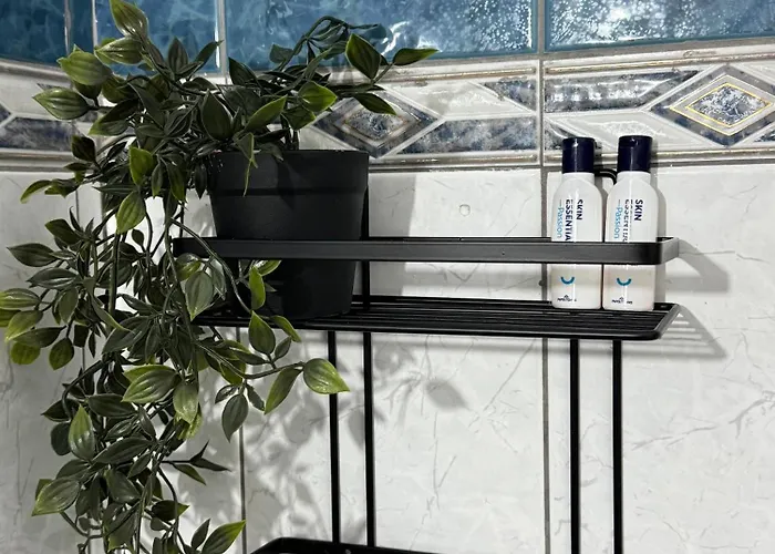 The Sunlit Retreat アパート